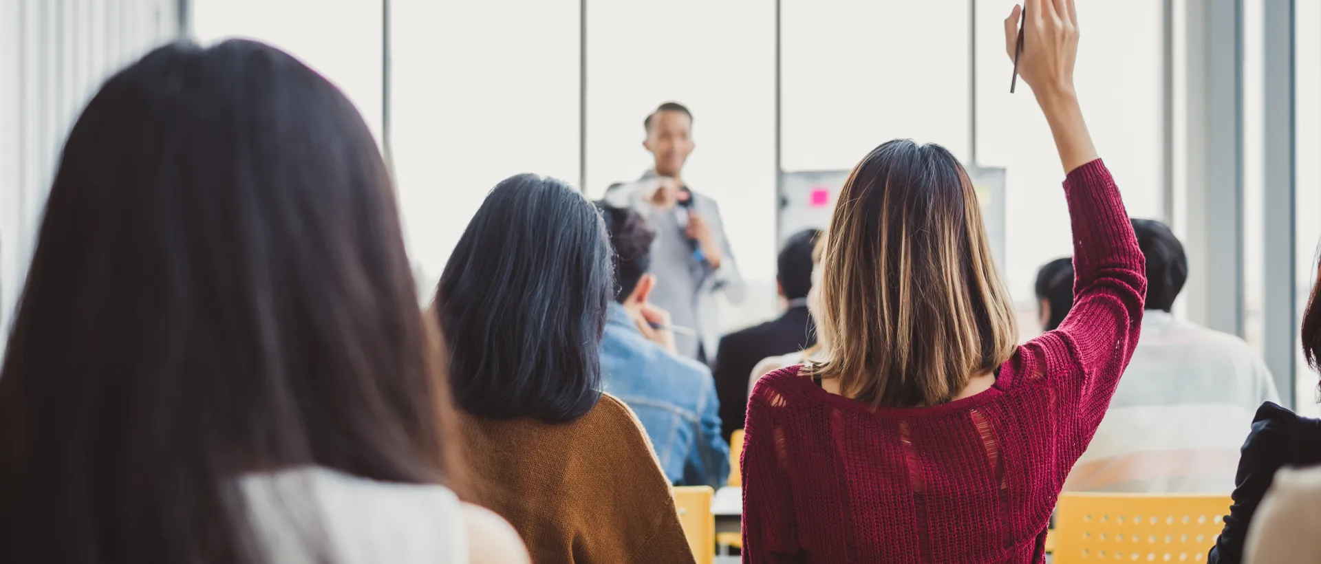 Personas preguntando